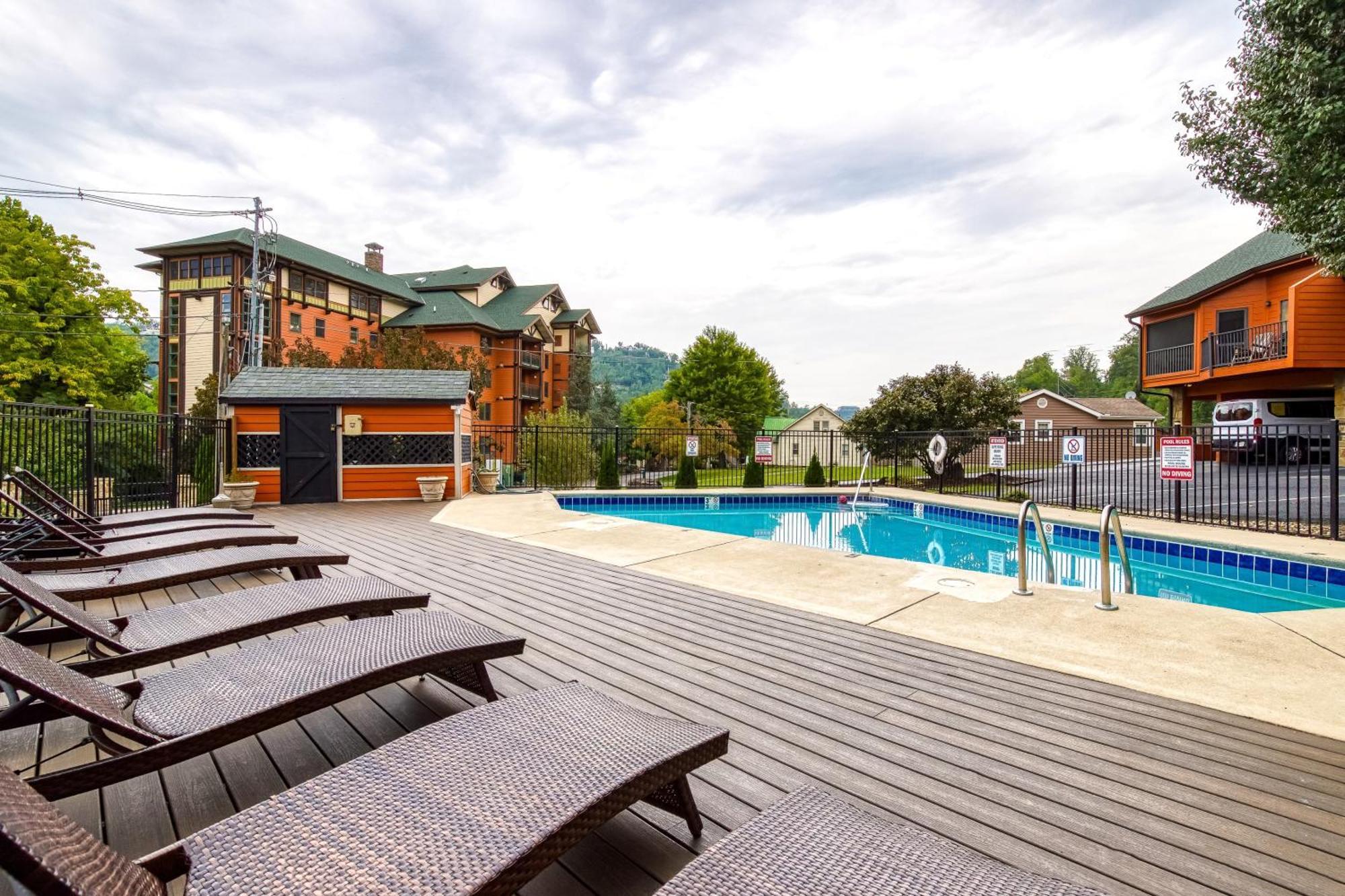 Downtown Prime Location Walk Everywhere In Gatlinburg3bed3bath Sleeps 8 *