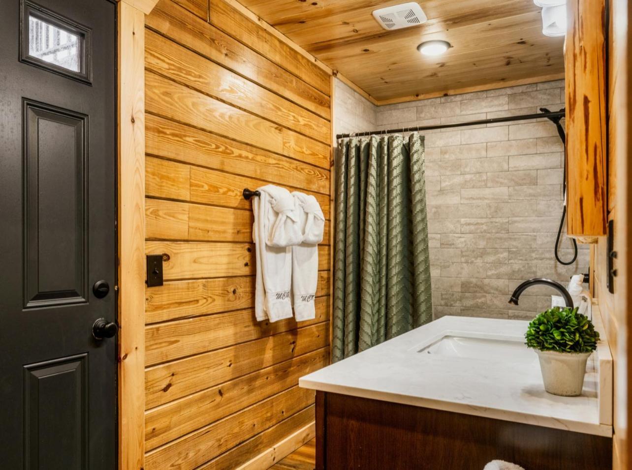 Flat Roads, Mountain View, Full Gym And Tennis Court Apartment