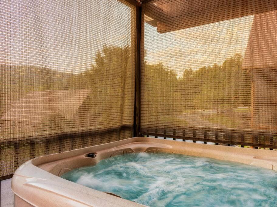 Flat Roads, Mountain View, Full Gym And Tennis Court Apartment Gatlinburg