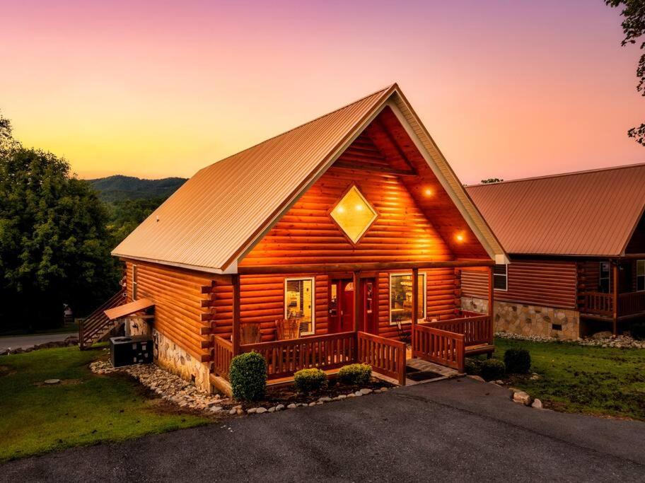 Flat Roads, Mountain View, Full Gym And Tennis Court * Gatlinburg