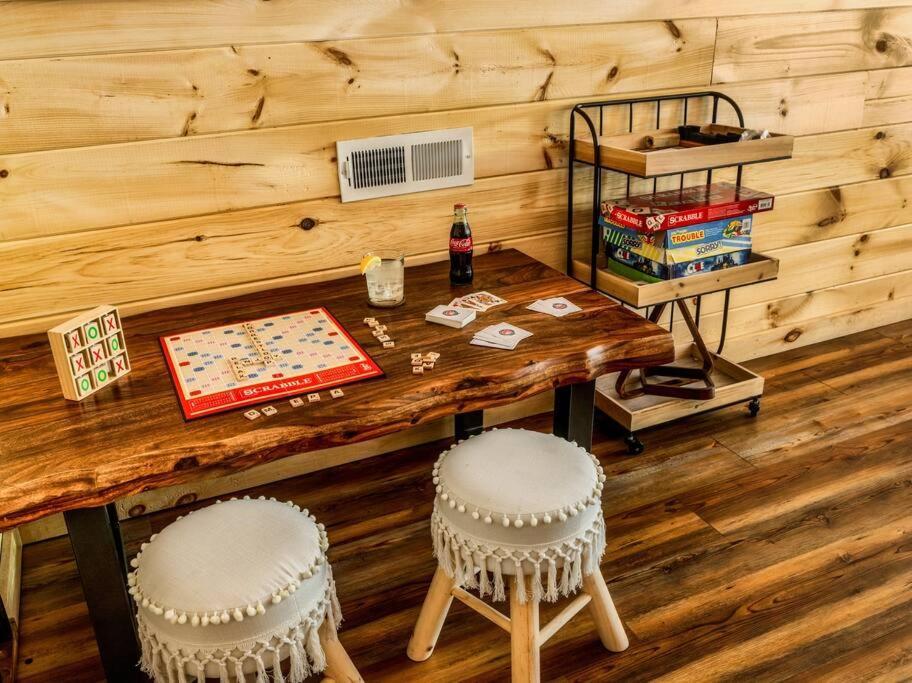 Flat Roads, Mountain View, Full Gym And Tennis Court * Gatlinburg