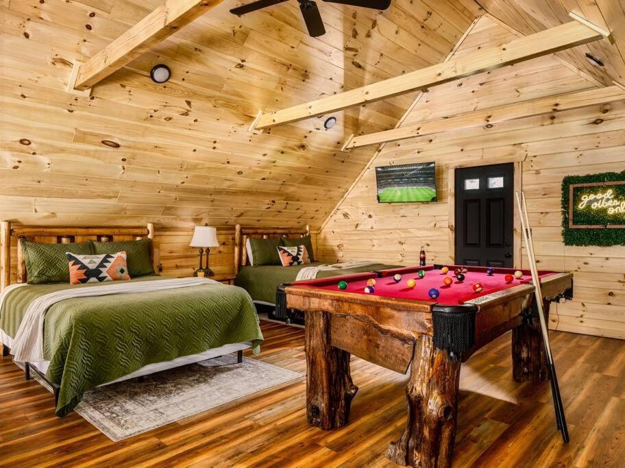 Flat Roads, Mountain View, Full Gym And Tennis Court * Gatlinburg