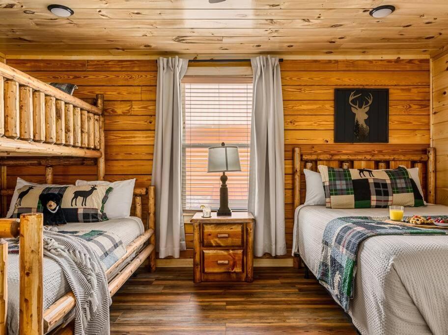 Flat Roads, Mountain View, Full Gym And Tennis Court * Gatlinburg