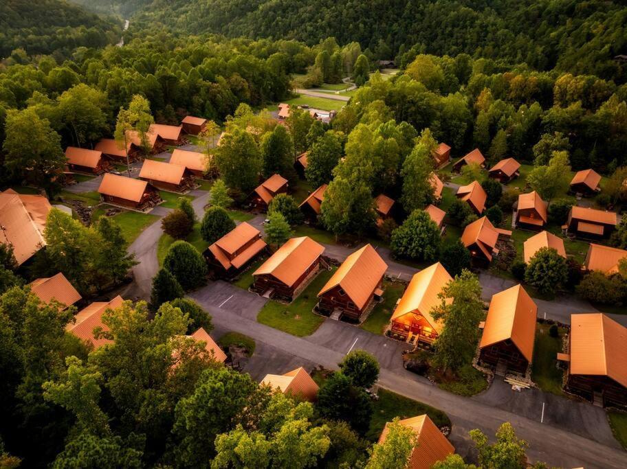 Flat Roads, Mountain View, Full Gym And Tennis Court Gatlinburg