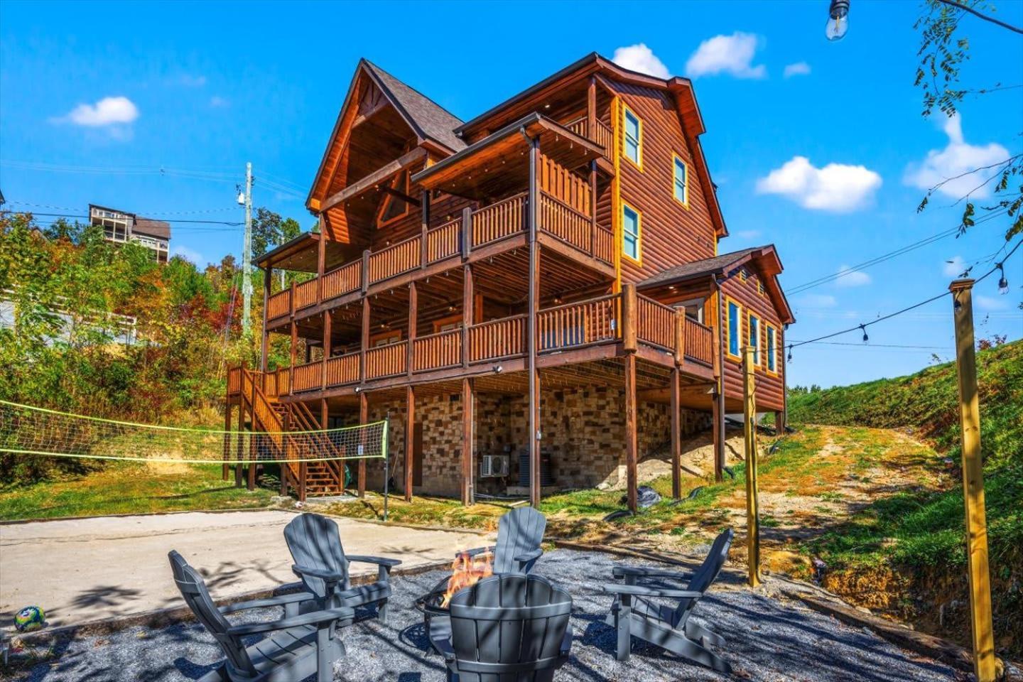 Holiday home Indoor Pool, Volleyball Beach, Mountain View, Luxury Gatlinburg