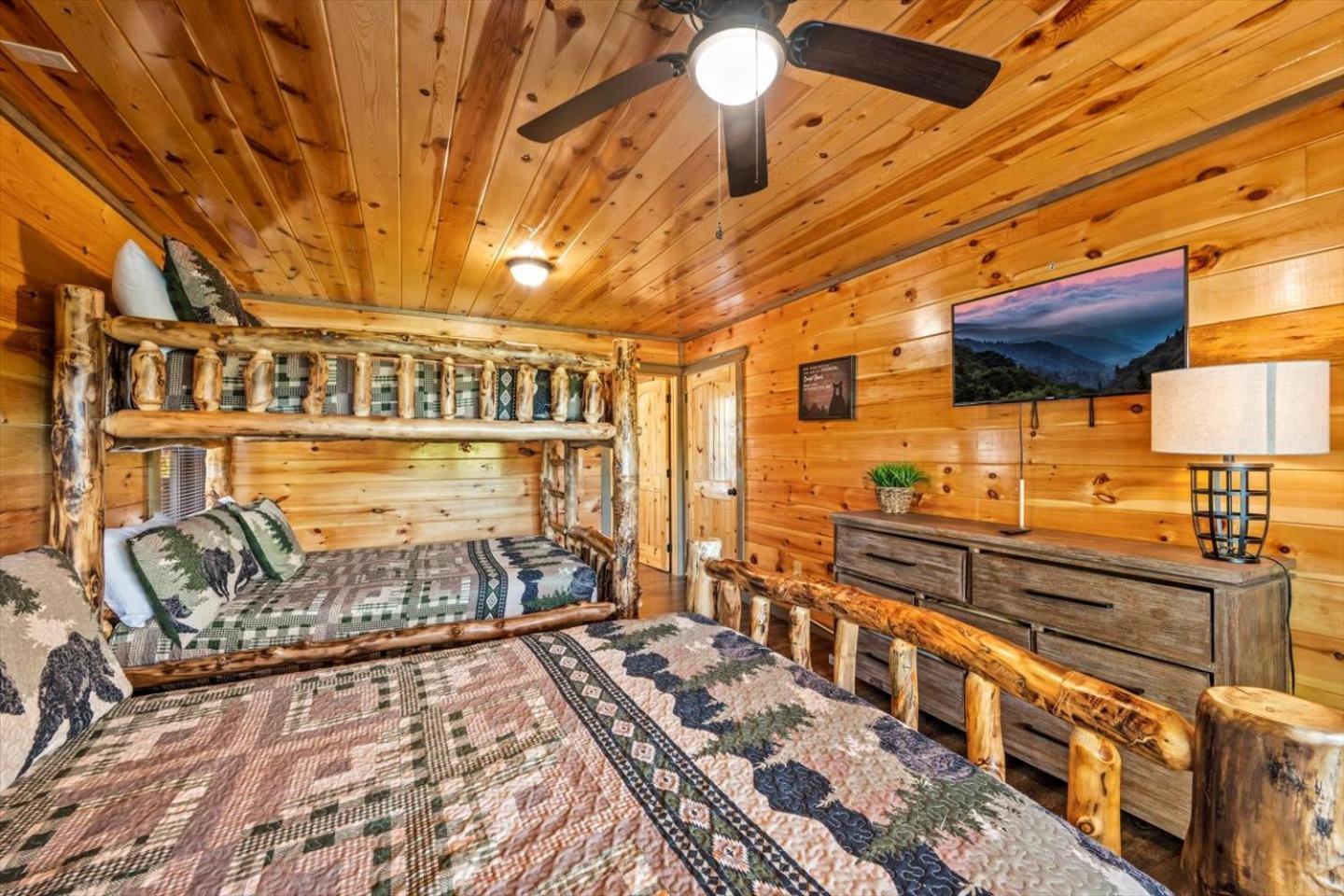 Holiday home Indoor Pool, Volleyball Beach, Mountain View, Luxury Gatlinburg