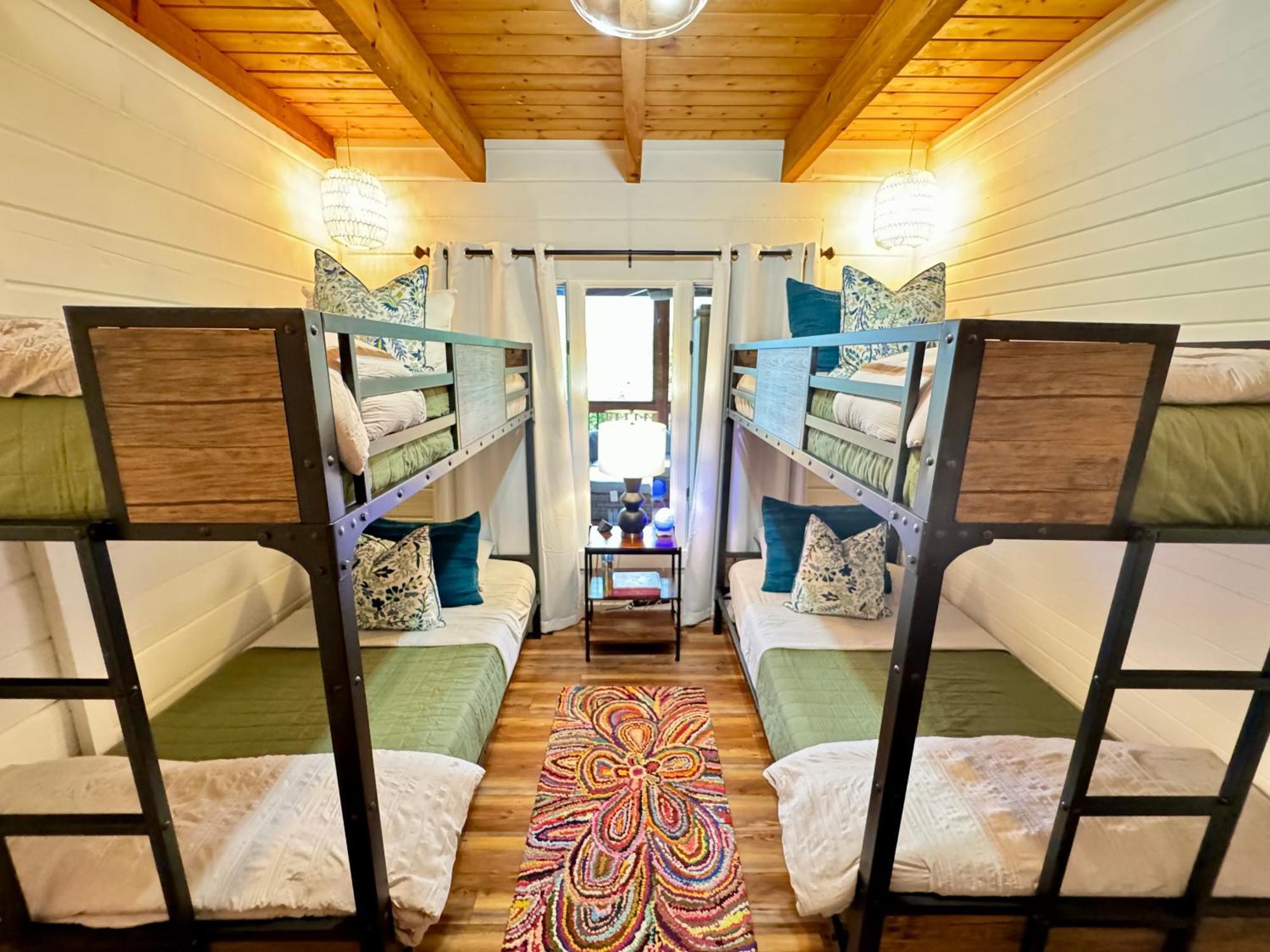 Family With Sauna, Hottub, Heavenly Views! Mins To Downtown! Chalet