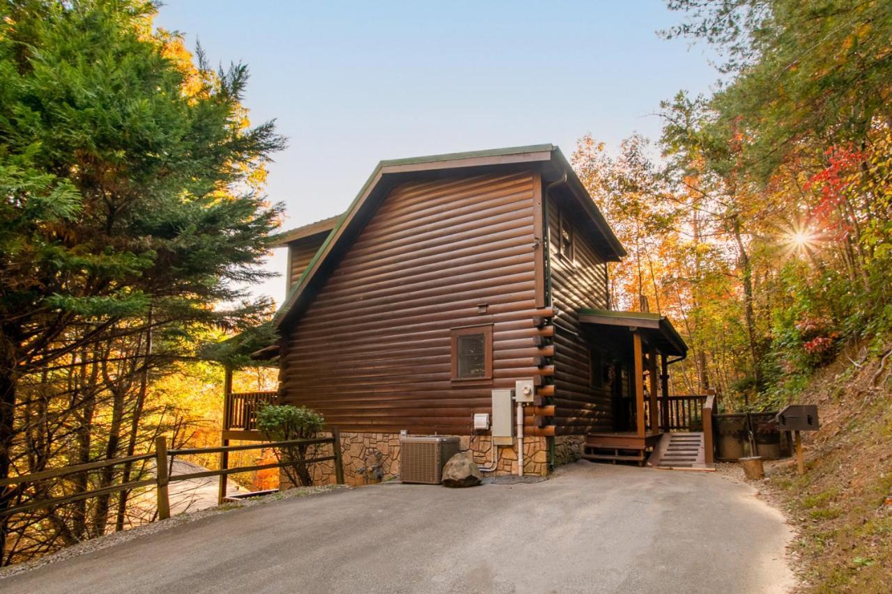 Bears Corner W/ Hot Tub, Arcade & Community Pool! Holiday home Gatlinburg