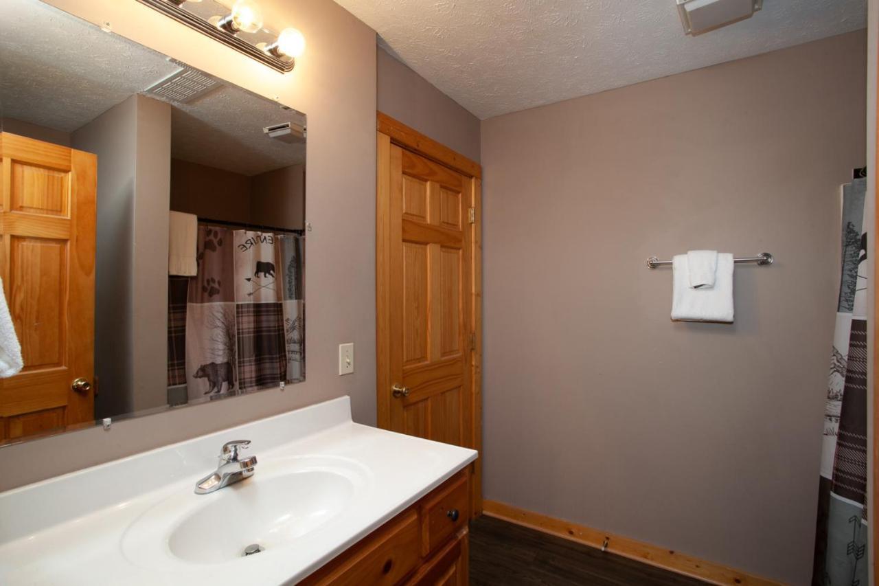 Bears Corner W/ Hot Tub, Arcade & Community Pool! Holiday home *