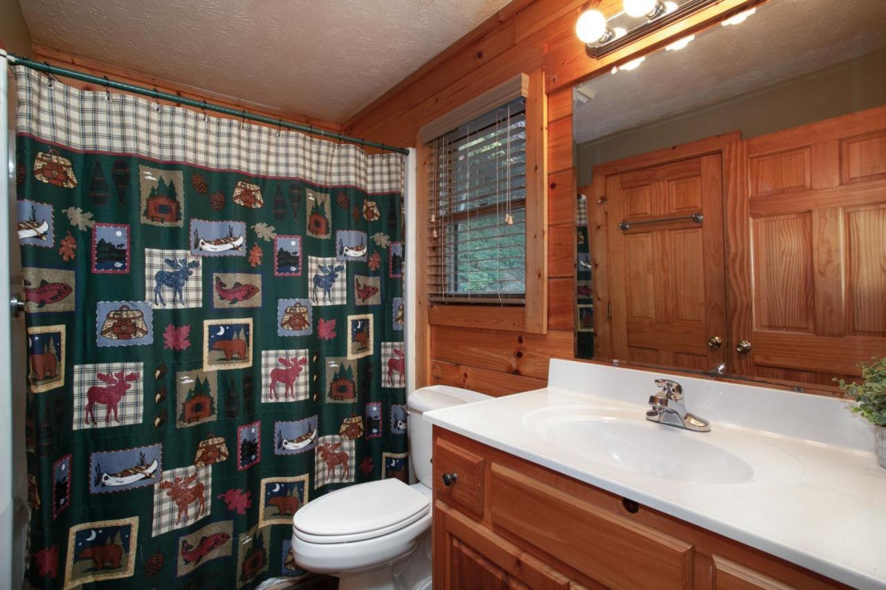 Bears Corner W/ Hot Tub, Arcade & Community Pool! Gatlinburg