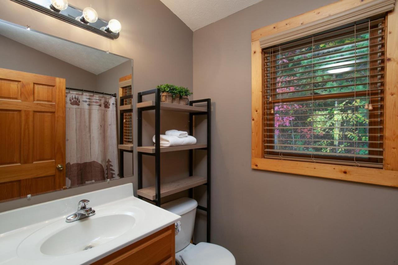 Bears Corner W/ Hot Tub, Arcade & Community Pool! Holiday home