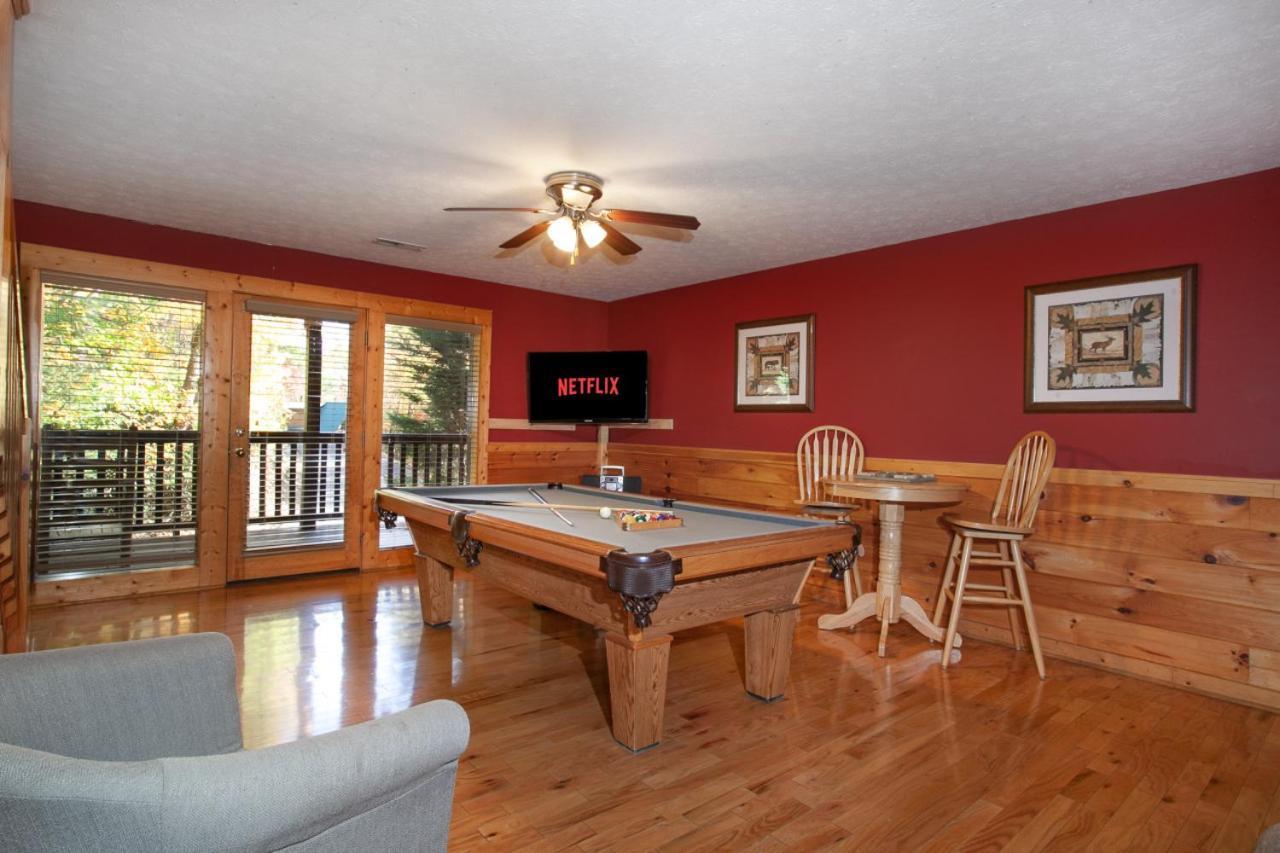 Bears Corner W/ Hot Tub, Arcade & Community Pool! Gatlinburg