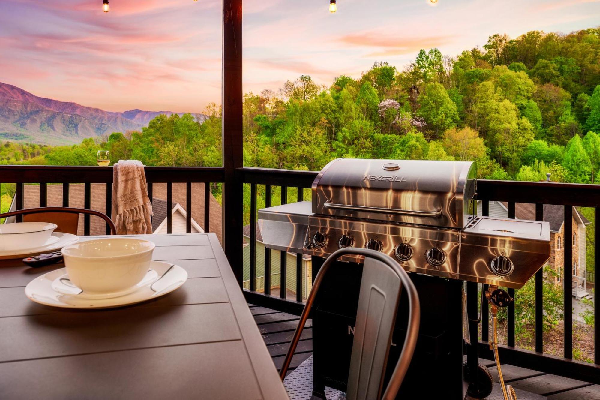 Eagle View 3br 3ba - Retreat - Scenic Mountain Views, Hot Tub, Game Room, Firepit, Foliage - Sleep 8 Gatlinburg