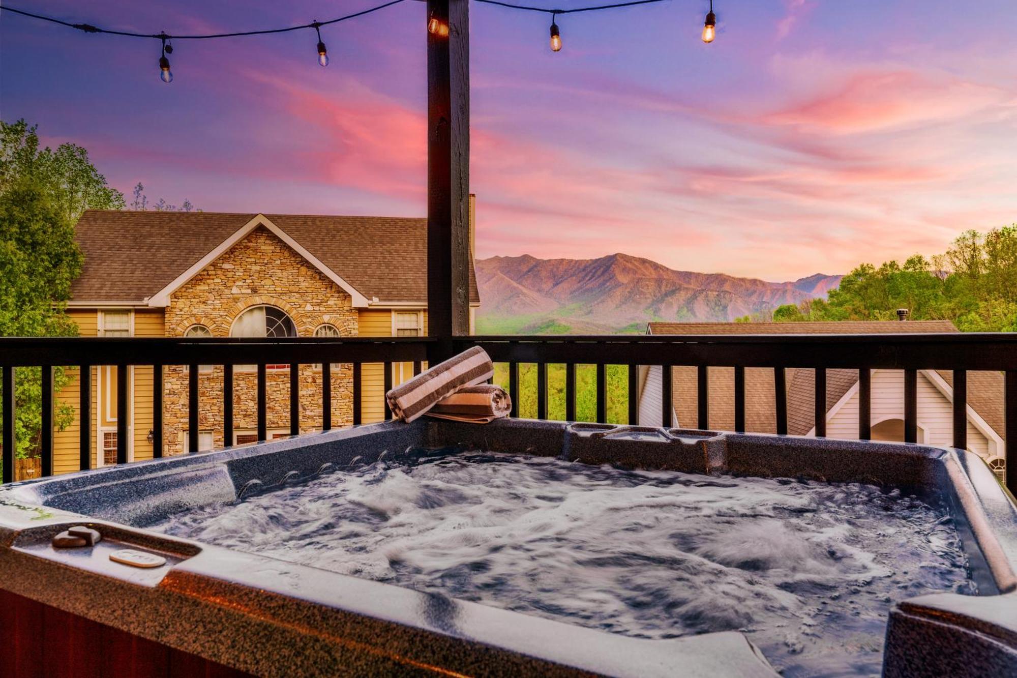 Holiday home Eagle View 3br 3ba - Retreat - Scenic Mountain Views, Hot Tub, Game Room, Firepit, Foliage - Sleep 8 Gatlinburg