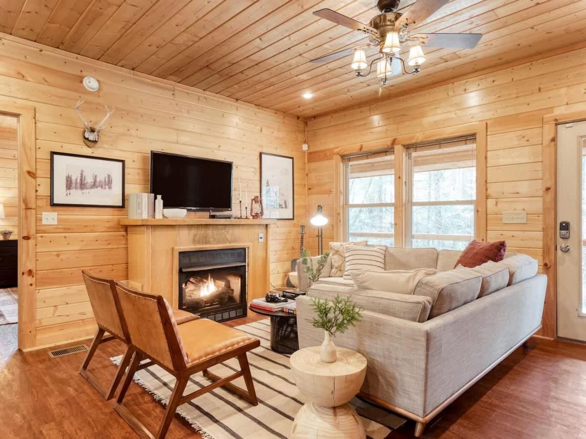 Charming Smoky Mountain W Hot Tub & Views Holiday home