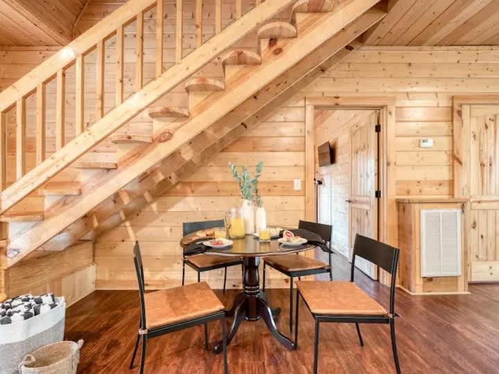 Charming Smoky Mountain W Hot Tub & Views Gatlinburg