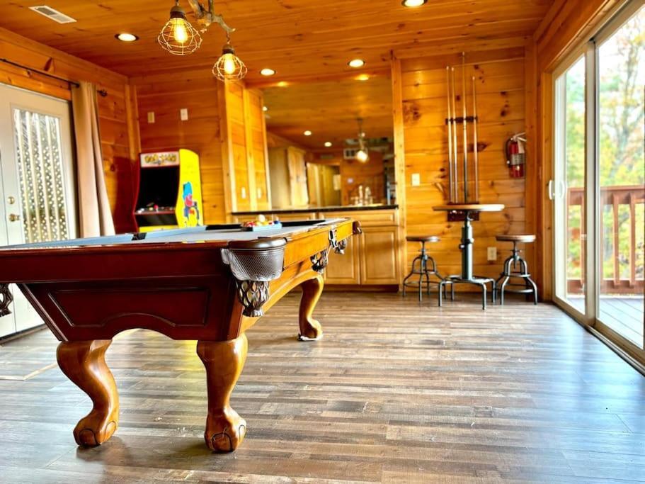 Bearly Gorgeous - Panoramic Views-4 King Suites-pool Table- Bunk Rm-ps5-hottub Chalet Gatlinburg