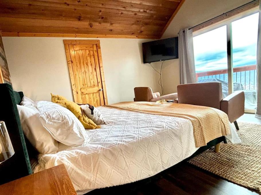 Chalet Bearly Gorgeous - Panoramic Views-4 King Suites-pool Table- Bunk Rm-ps5-hottub *