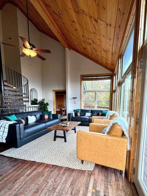 Bearly Gorgeous - Panoramic Views-4 King Suites-pool Table- Bunk Rm-ps5-hottub *