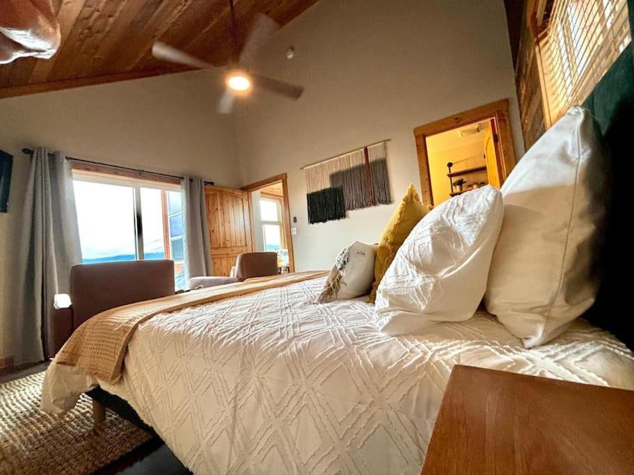 Bearly Gorgeous - Panoramic Views-4 King Suites-pool Table- Bunk Rm-ps5-hottub