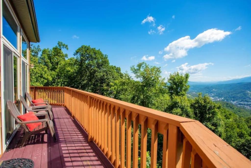 Bearly Gorgeous - Panoramic Views-4 King Suites-pool Table- Bunk Rm-ps5-hottub *