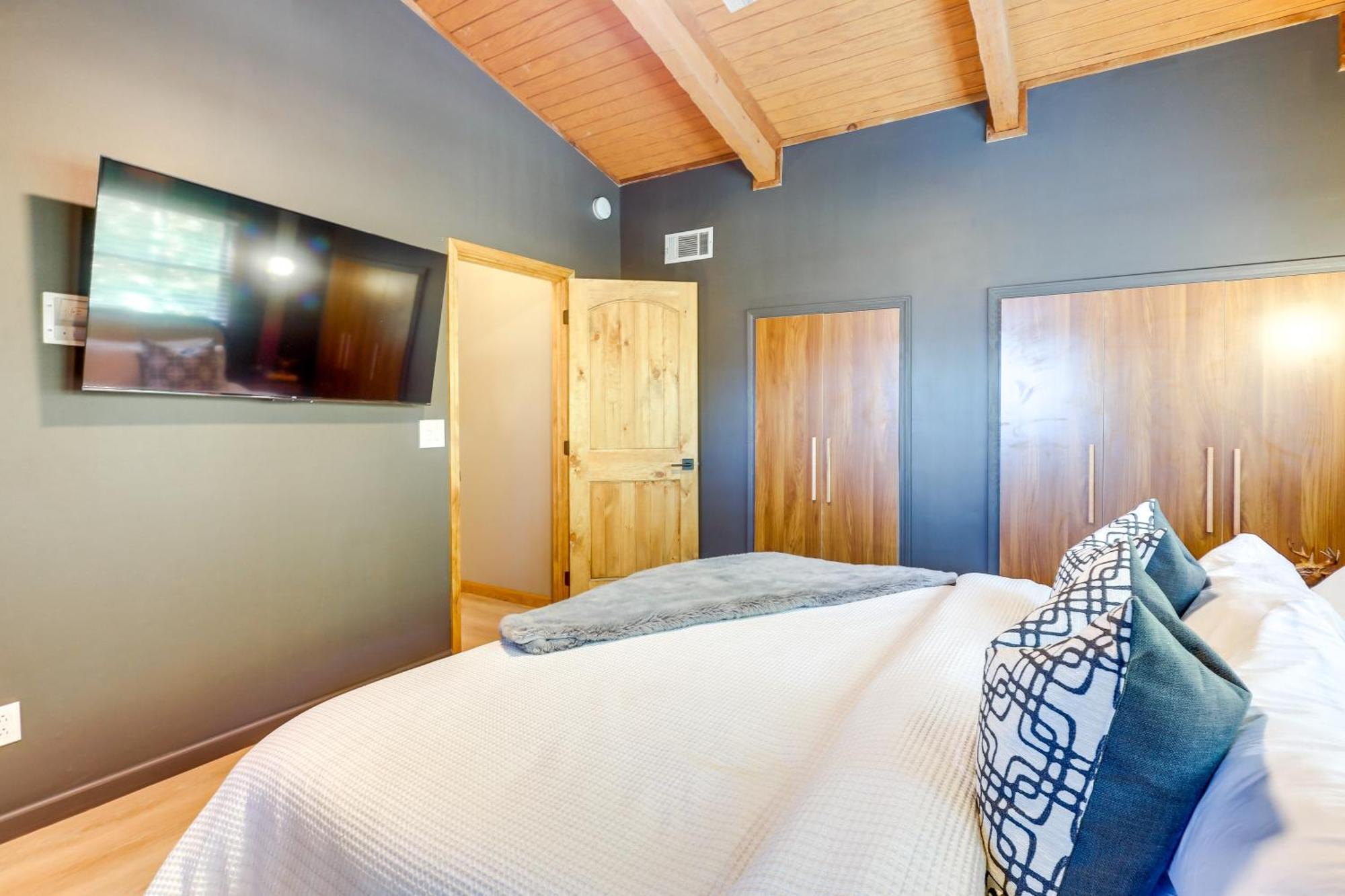 Holiday home 3 Mi To Dtwn Mtn-view In Gatlinburg!