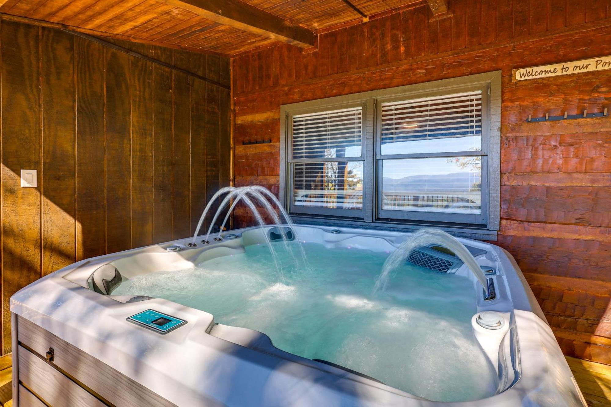 Holiday home 3 Mi To Dtwn Mtn-view In Gatlinburg!