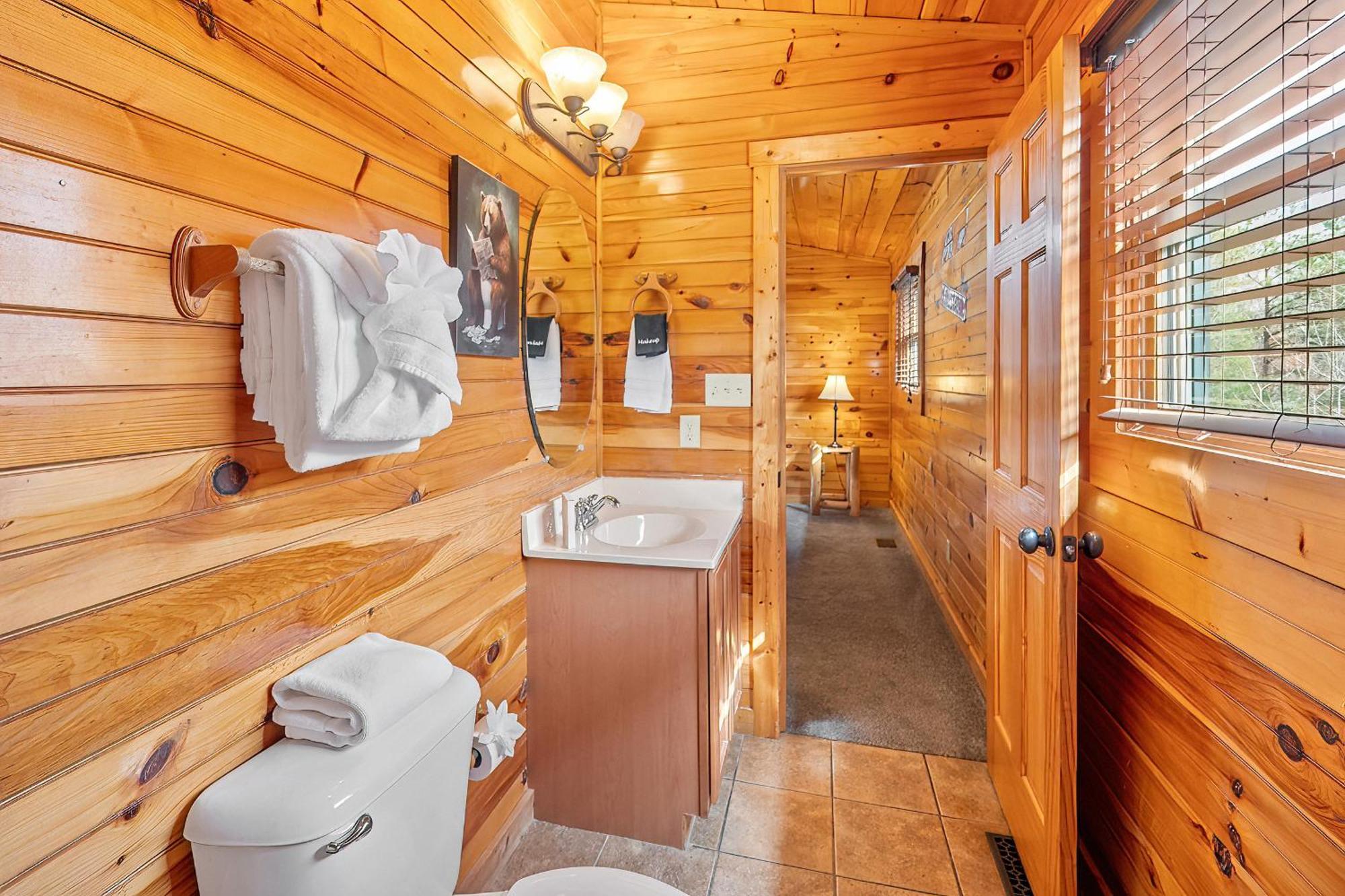 Bear Path Lodge - Hottub, Pool Table, Arcade Machine, Fireplace - Minutes To Downtown Gatlinburg