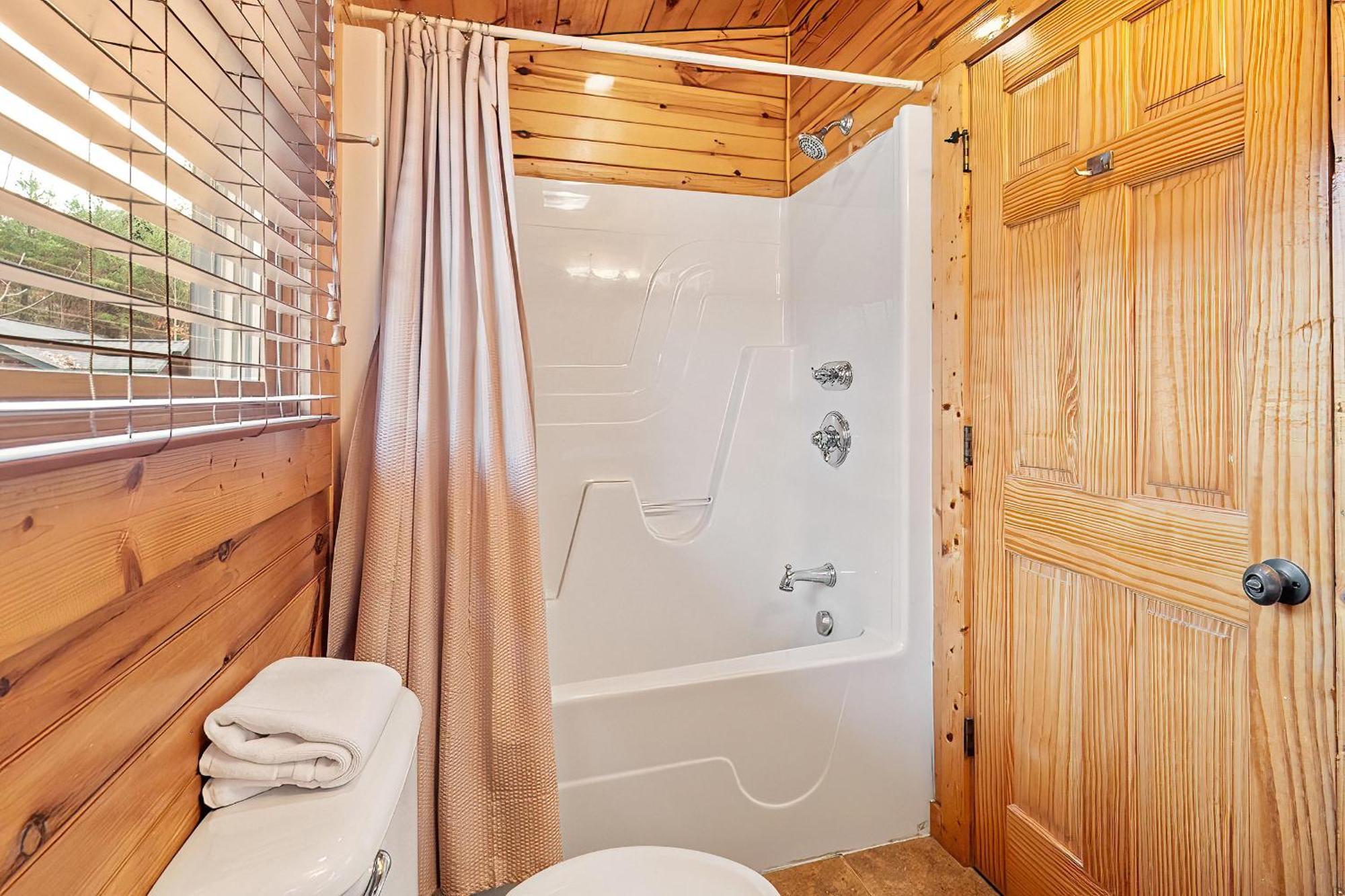 Bear Path Lodge - Hottub, Pool Table, Arcade Machine, Fireplace - Minutes To Downtown Gatlinburg