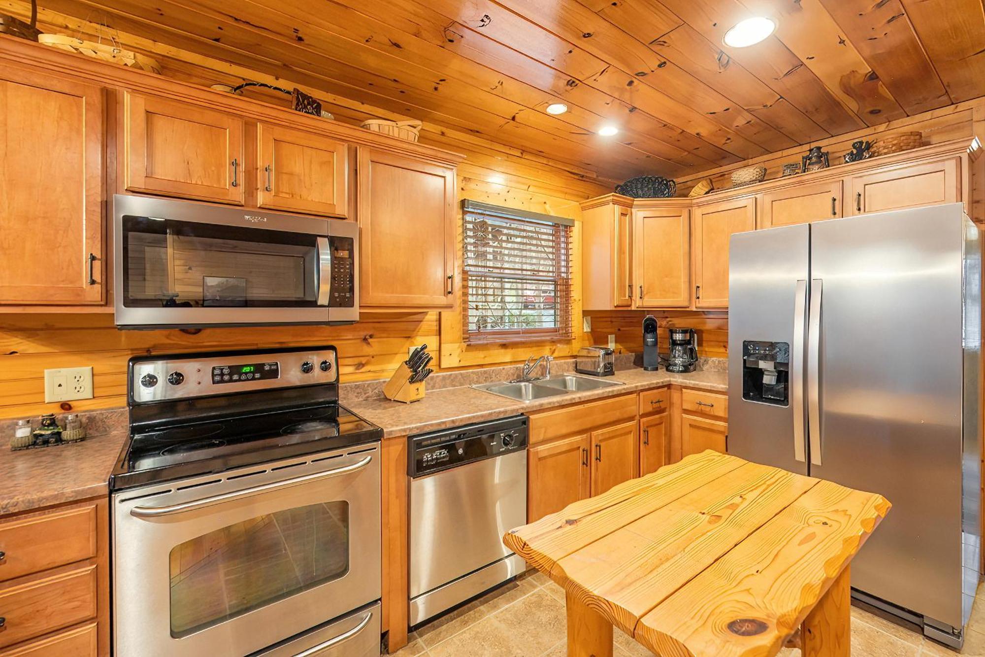 Bear Path Lodge - Hottub, Pool Table, Arcade Machine, Fireplace - Minutes To Downtown Gatlinburg Holiday home *