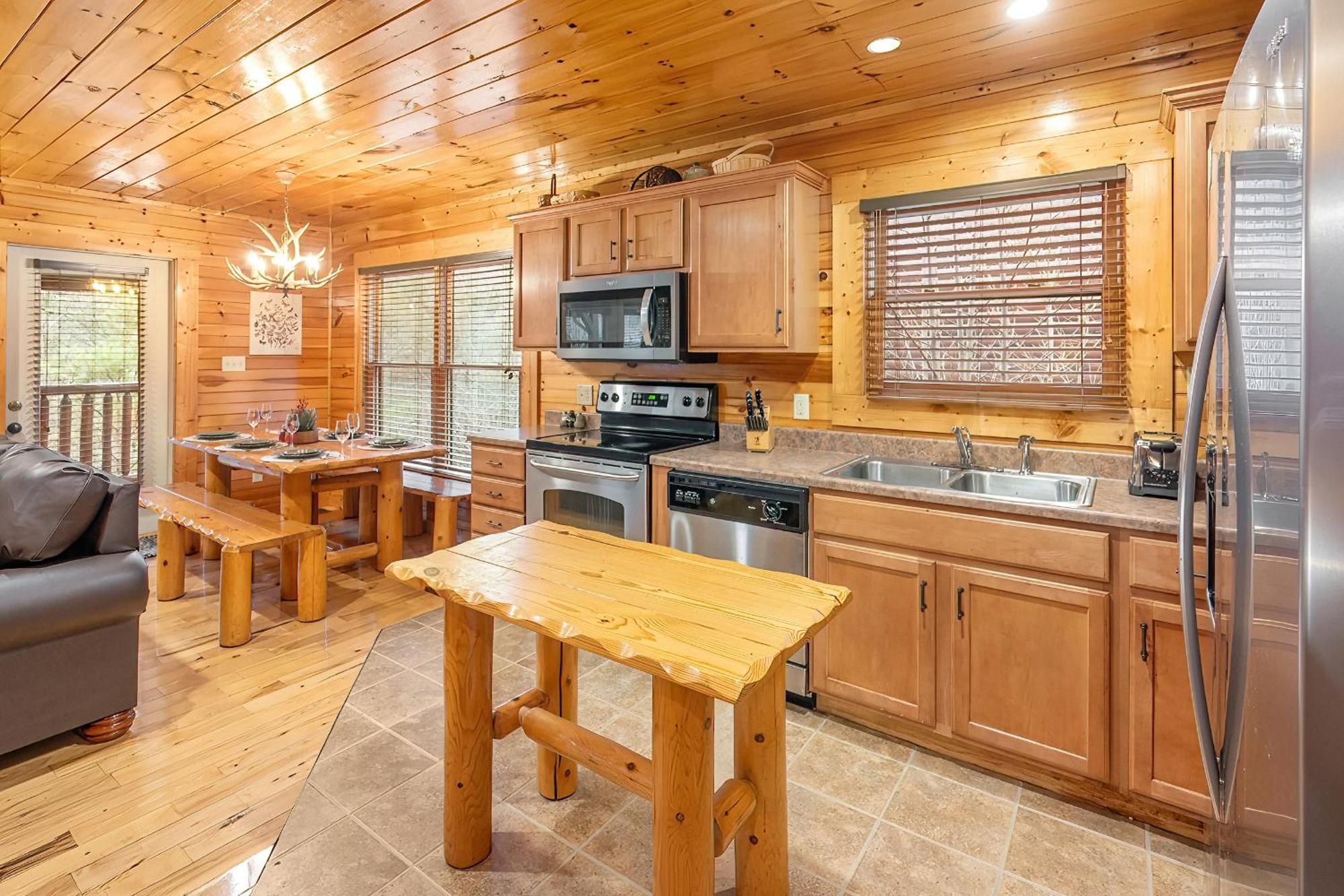 Bear Path Lodge - Hottub, Pool Table, Arcade Machine, Fireplace - Minutes To Downtown Gatlinburg