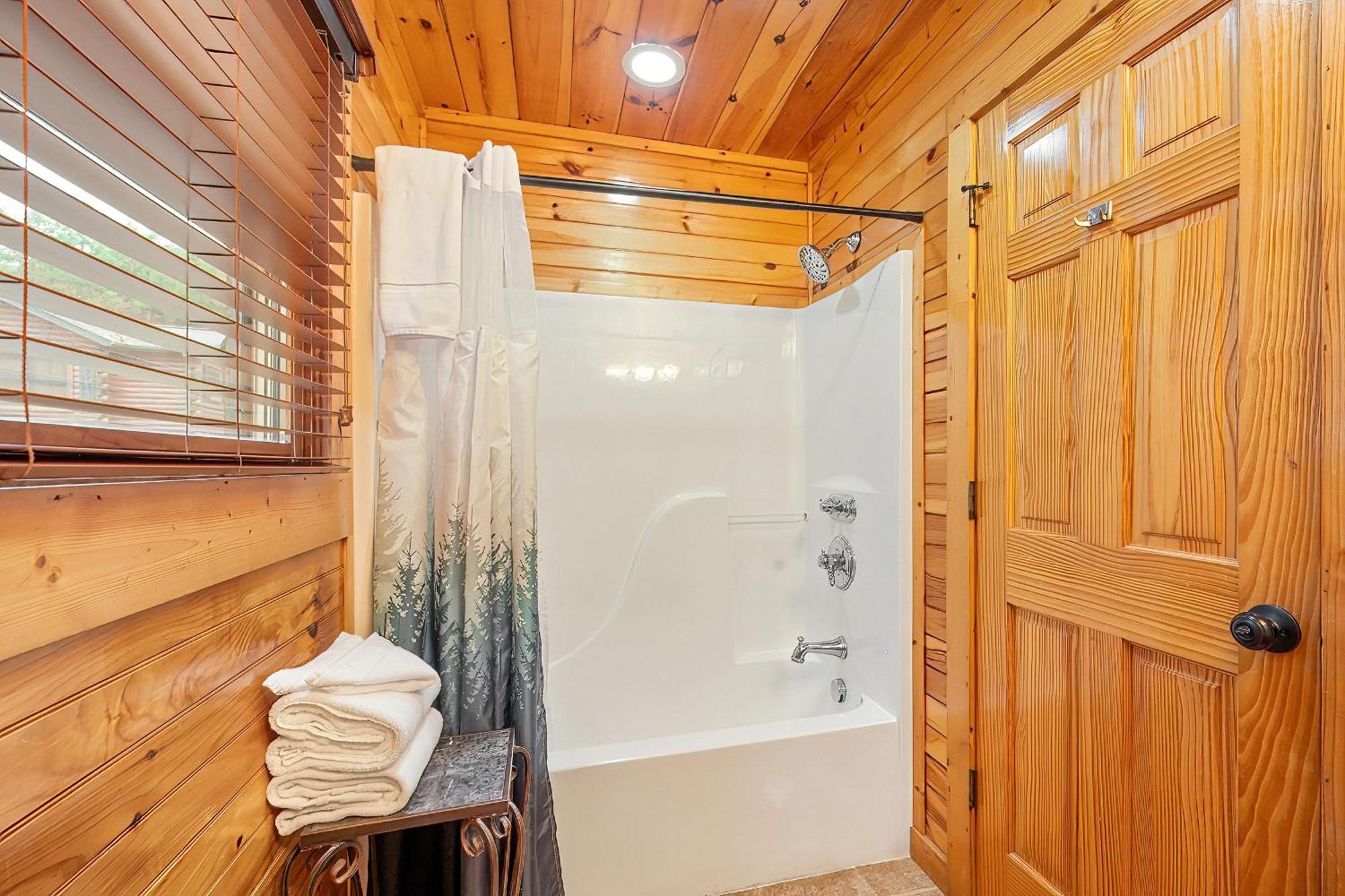 Bear Path Lodge - Hottub, Pool Table, Arcade Machine, Fireplace - Minutes To Downtown Gatlinburg *