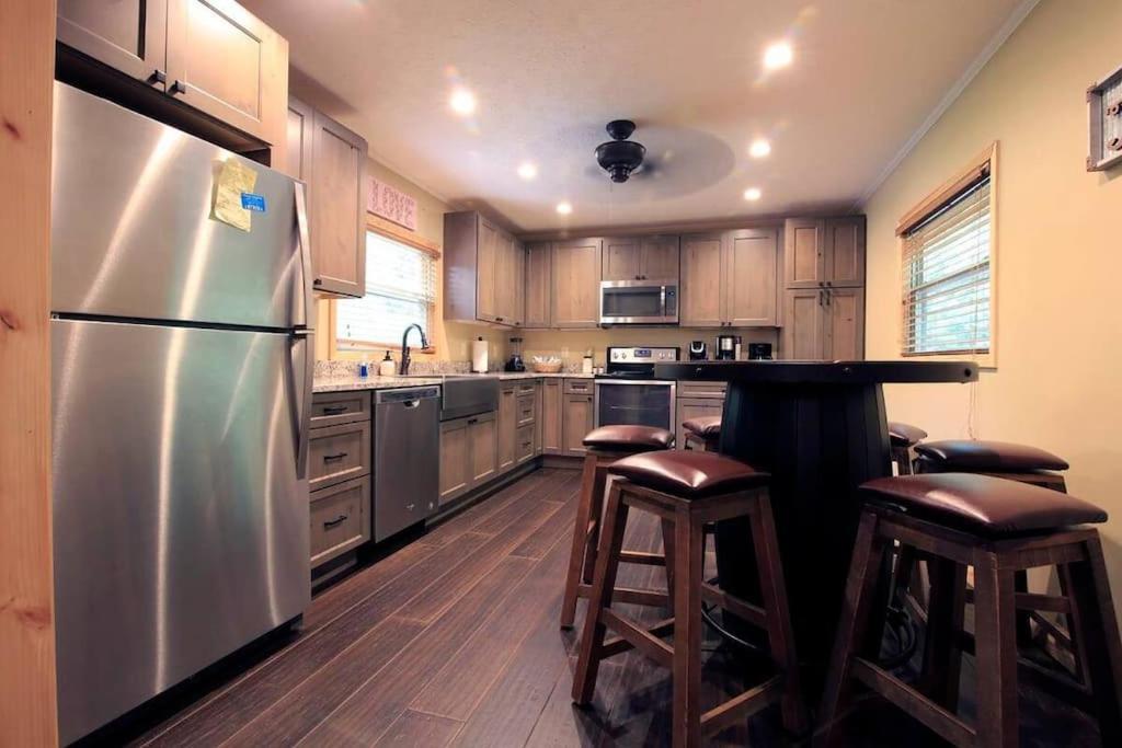 Chalet Foothills - Lrg Private - Hottub - Fireplace & Pit - Gburg 7min *