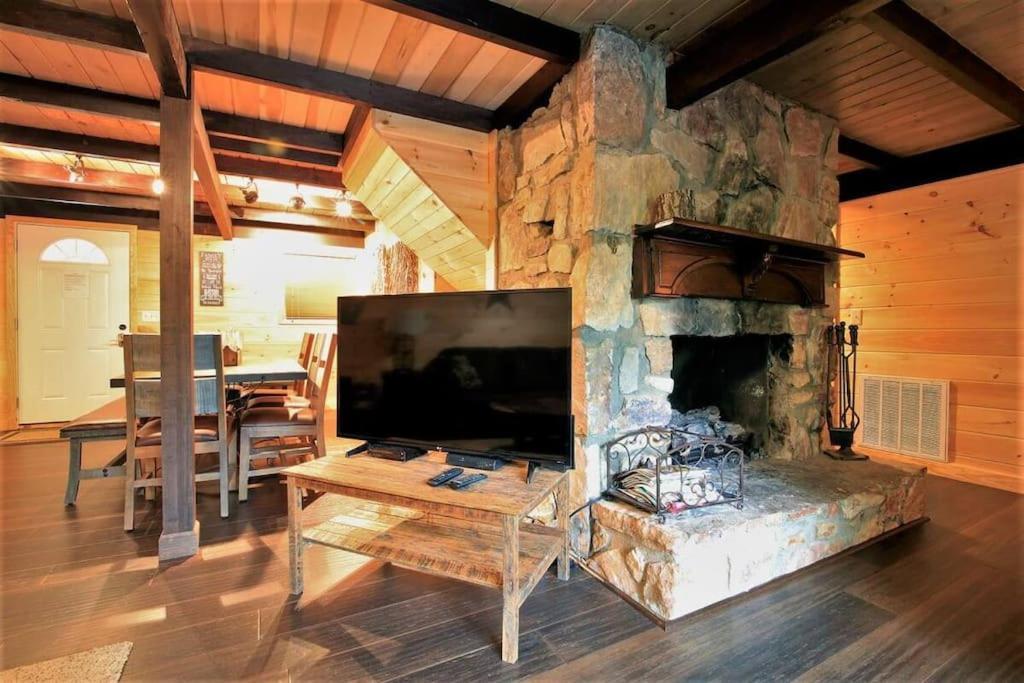 Chalet Foothills - Lrg Private - Hottub - Fireplace & Pit - Gburg 7min