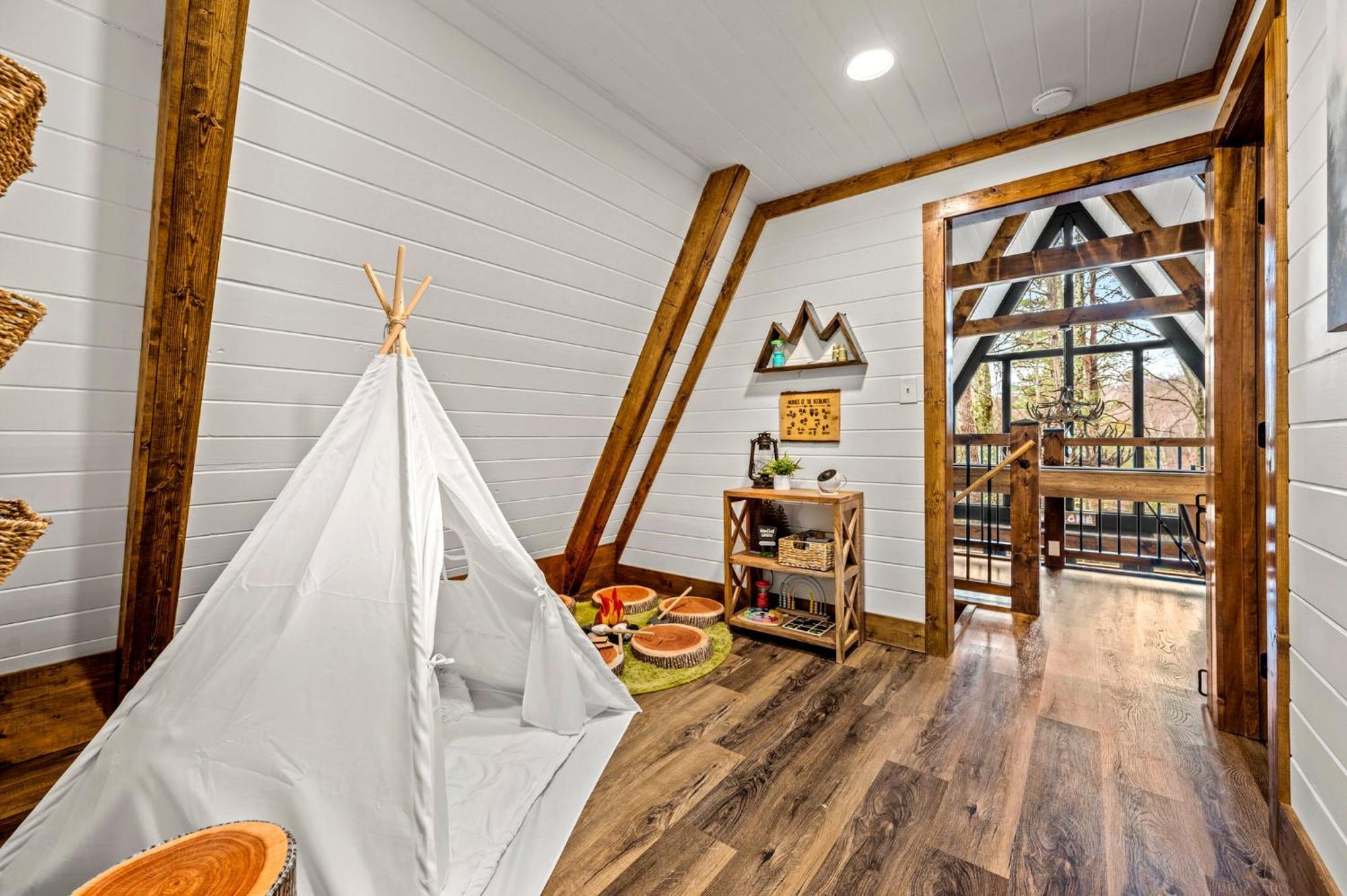 Chalet High Bear Activity, Handicap Ramp, Hot Tub, Fire Table, Game Room, Family Gatlinburg
