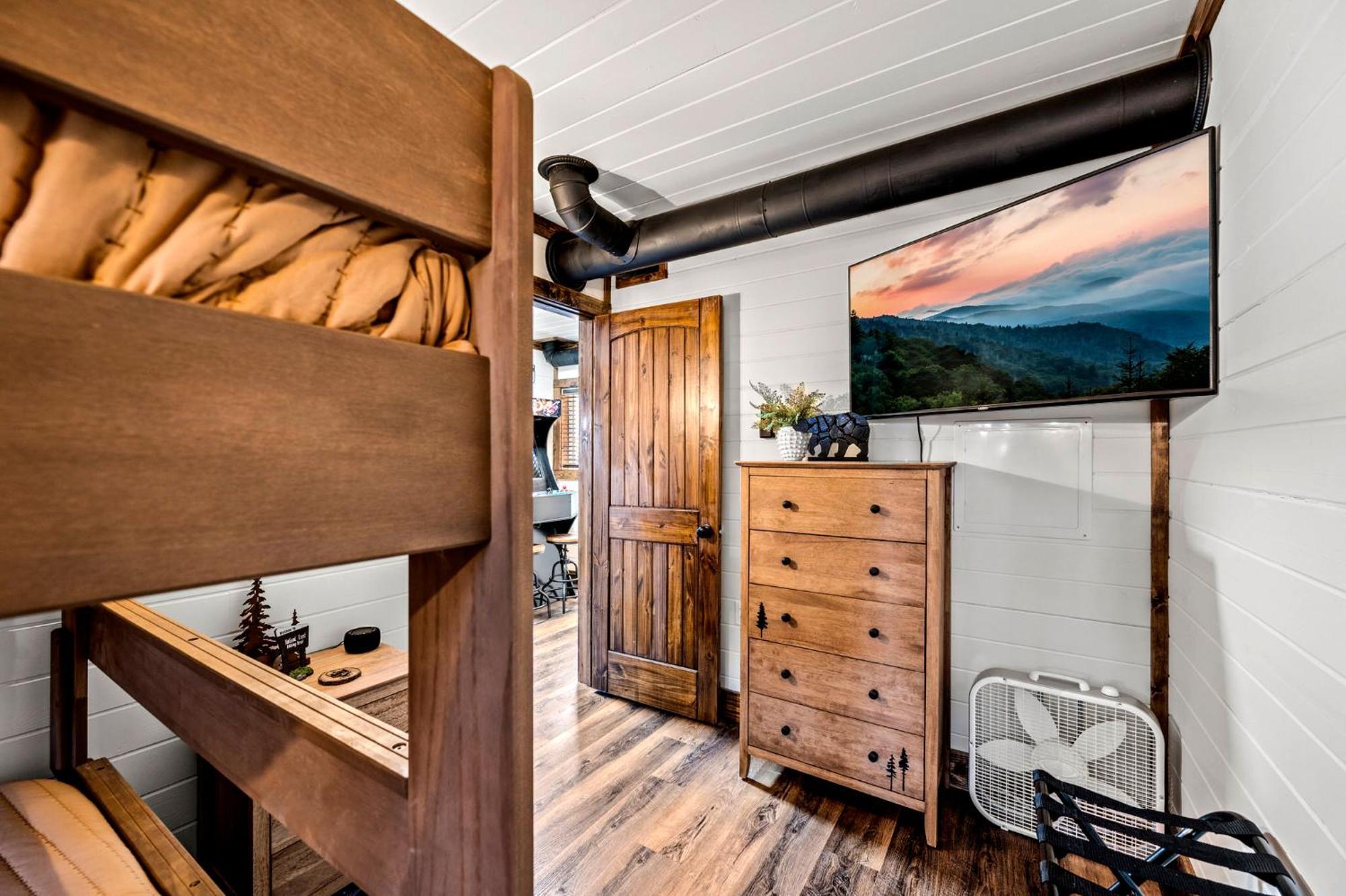 High Bear Activity, Handicap Ramp, Hot Tub, Fire Table, Game Room, Family