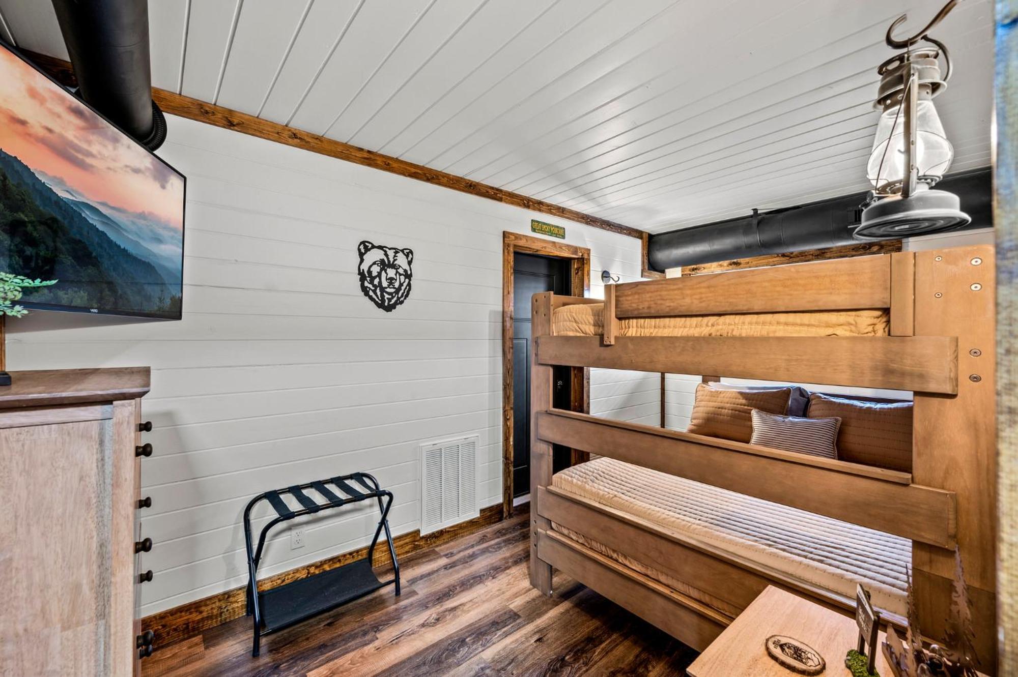 Chalet 1mile Downtown, Handicap Ramp, Hot Tub, Game Gatlinburg