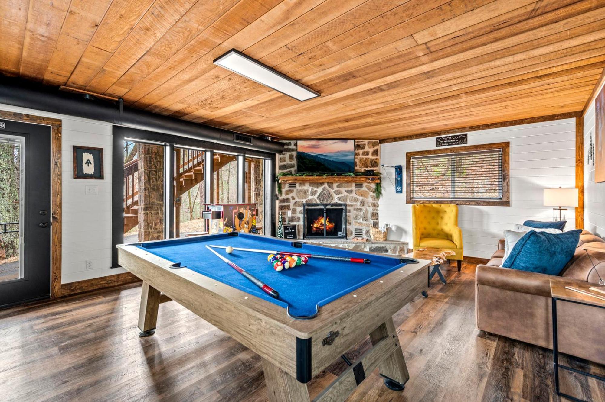 Chalet High Bear Activity, Handicap Ramp, Hot Tub, Fire Table, Game Room, Family