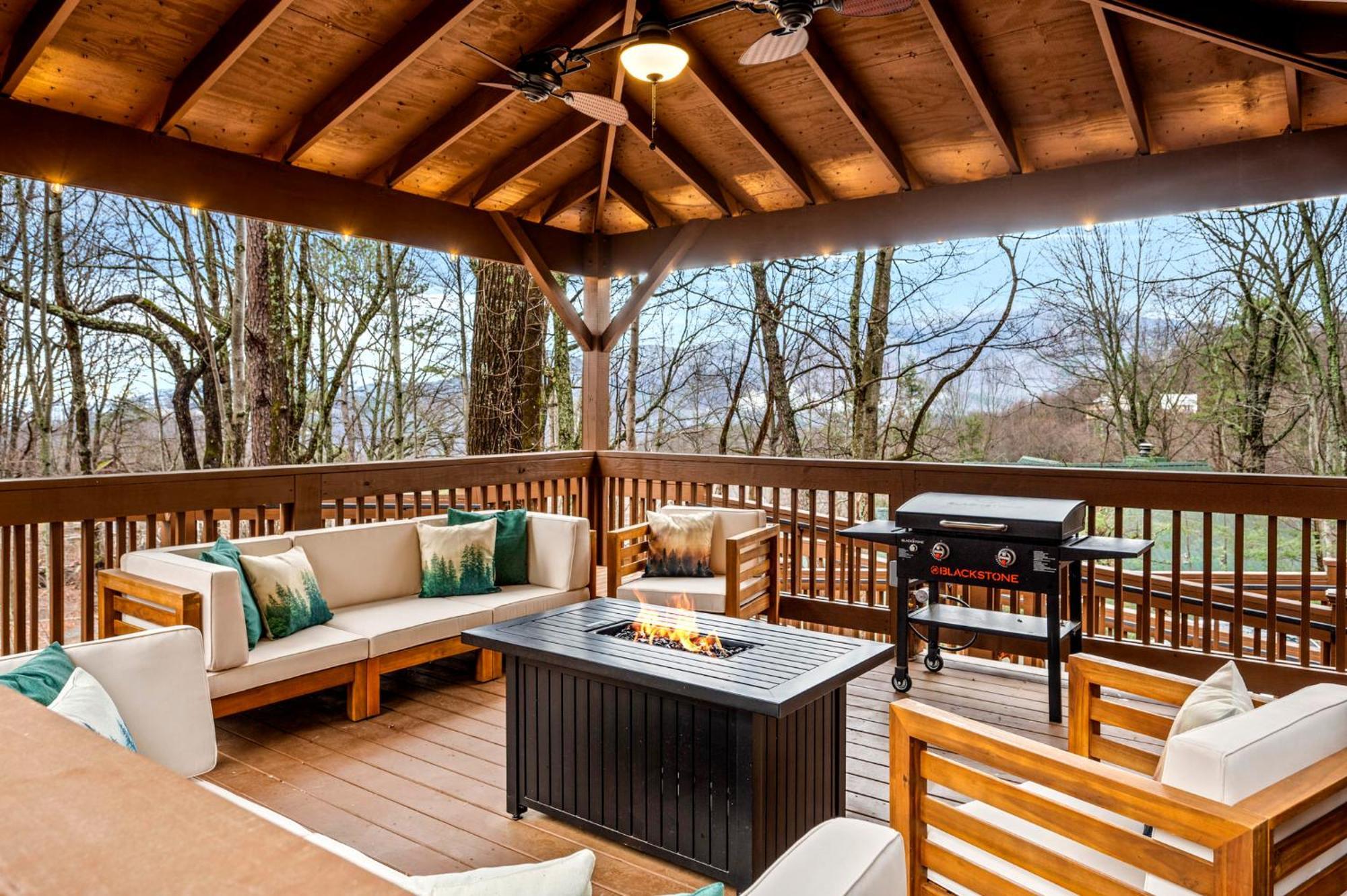 High Bear Activity, Handicap Ramp, Hot Tub, Fire Table, Game Room, Family Chalet