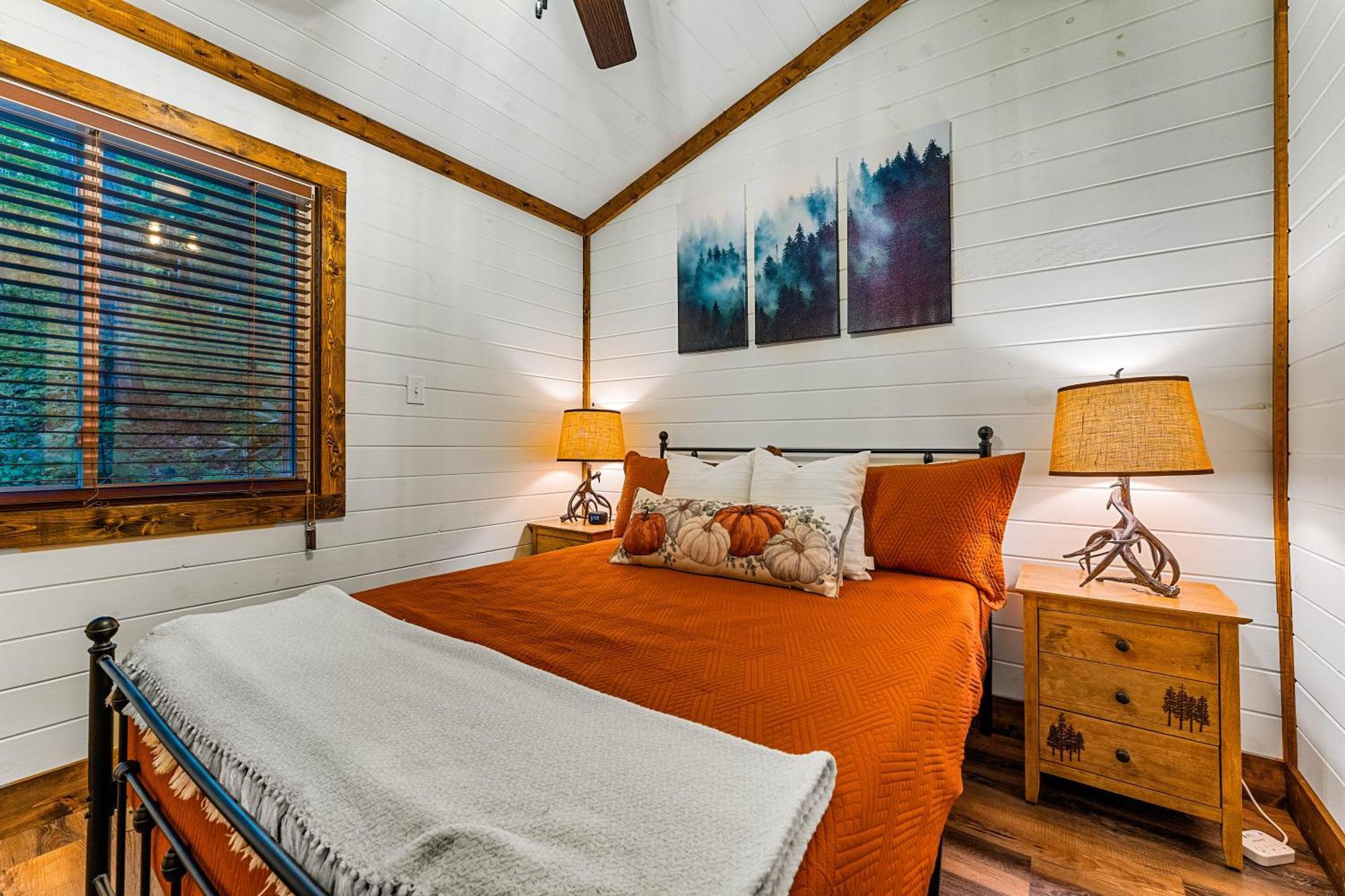 High Bear Activity, Handicap Ramp, Hot Tub, Fire Table, Game Room, Family