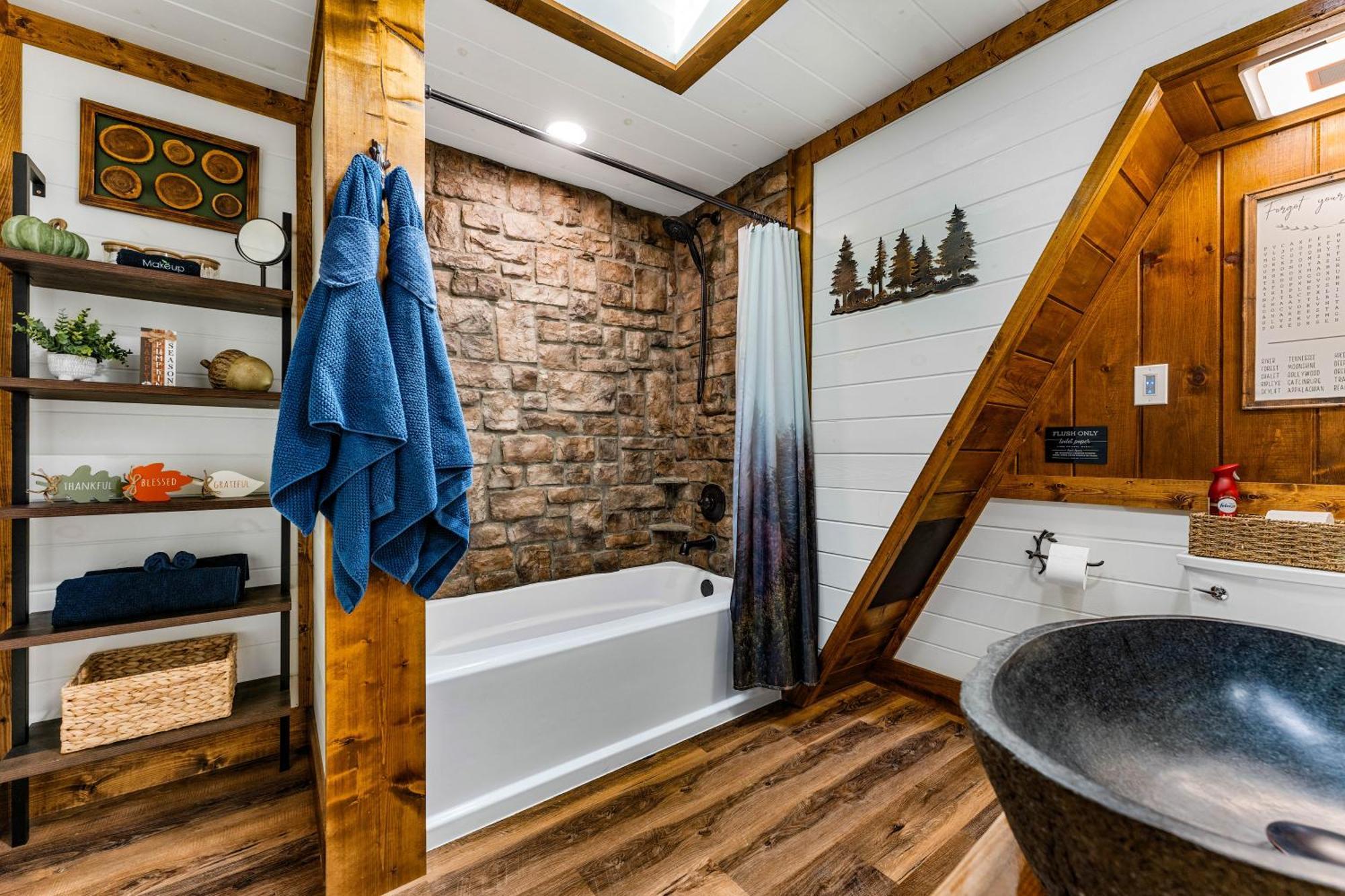 High Bear Activity, Handicap Ramp, Hot Tub, Fire Table, Game Room, Family Chalet Gatlinburg