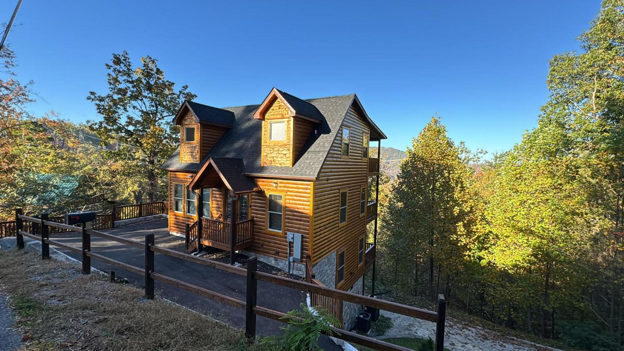 Mountain View, Indoor Pool, Luxury Cabin, Bears
