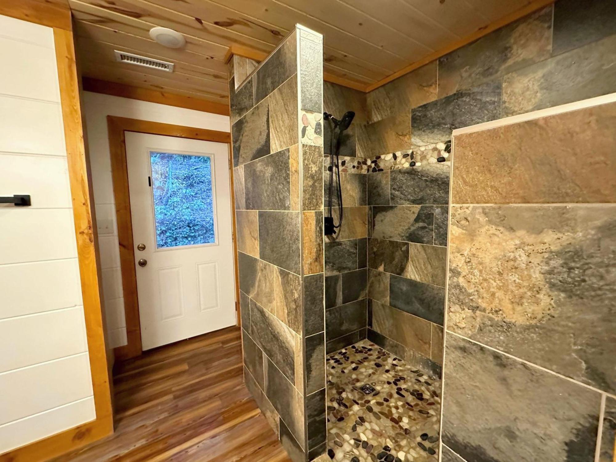 A Secluded Hideaway 3 Bedroom 3 Bath Located In * Gatlinburg