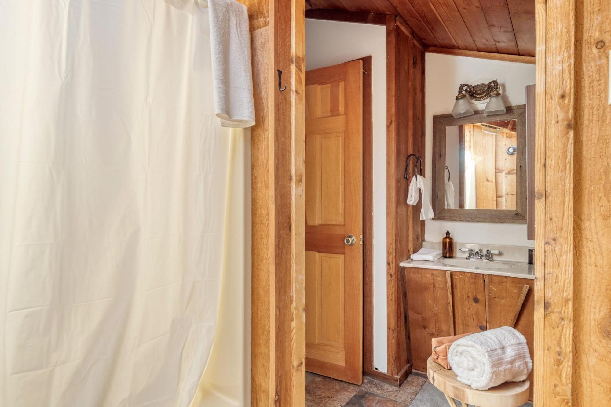 Pine Needle By Avantstay Log W Gorgeous Views Hot Tub Patio Pool Table Holiday home Gatlinburg
