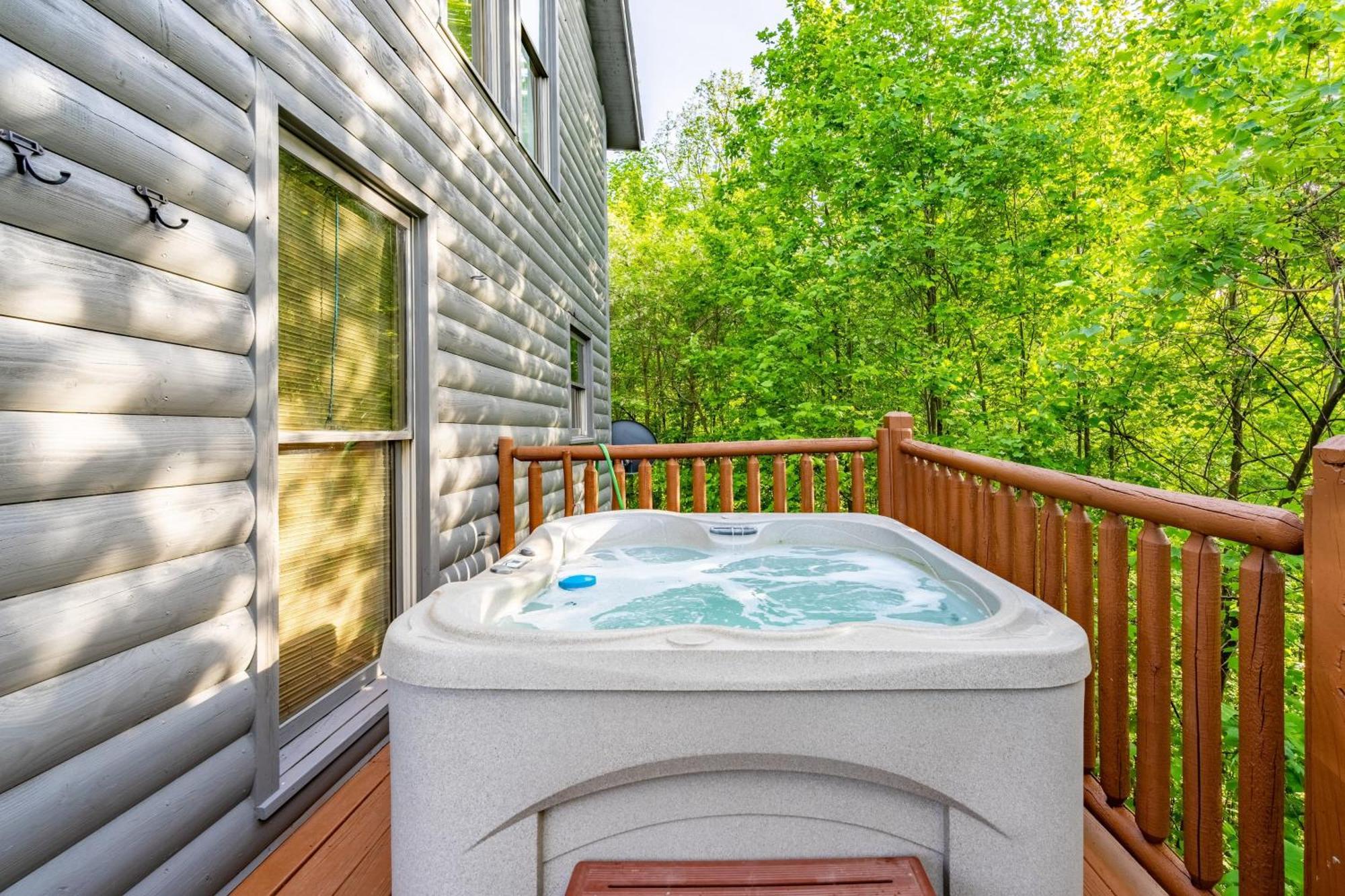 Holiday home Hollows Haven By Avantstay Hot Tub Sauna Balcony And Tree Views