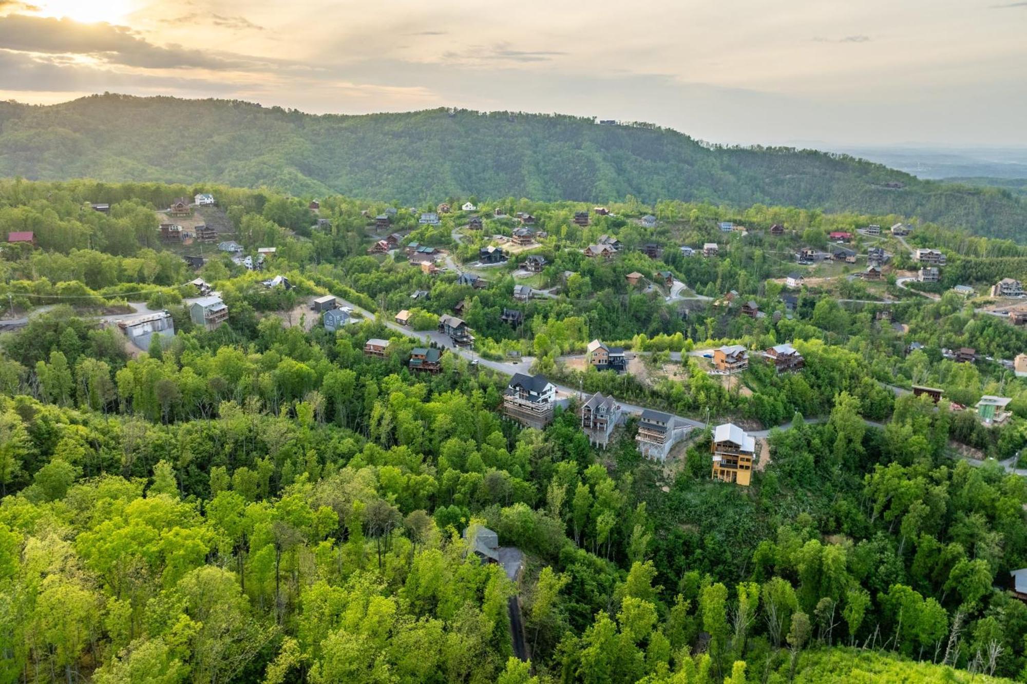 Hollows Haven By Avantstay Hot Tub Sauna Balcony And Tree Views Holiday home Gatlinburg