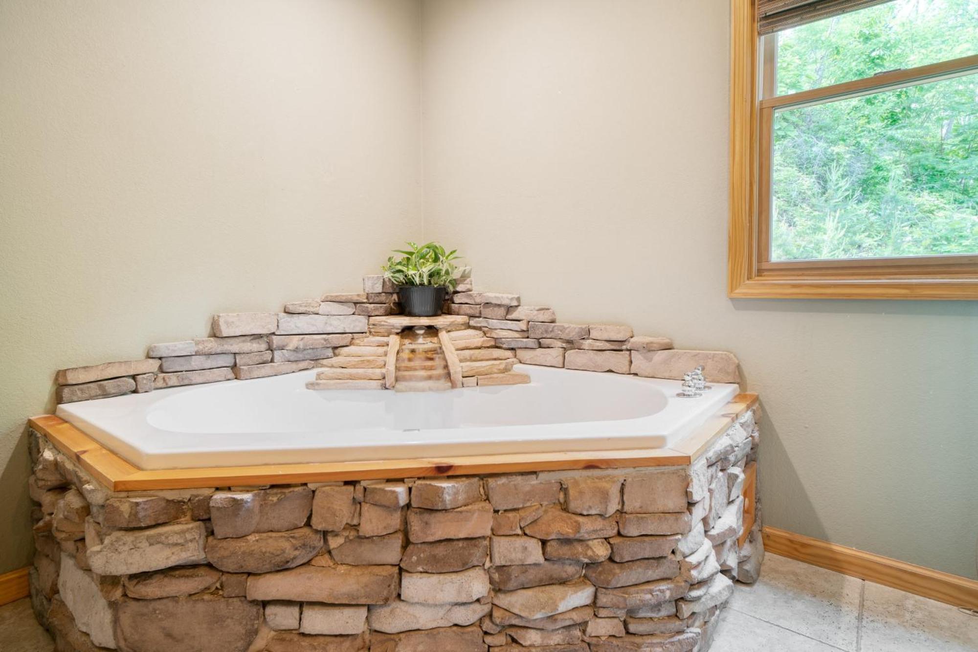 Holiday home Hollows Haven By Avantstay Hot Tub Sauna Balcony And Tree Views Gatlinburg