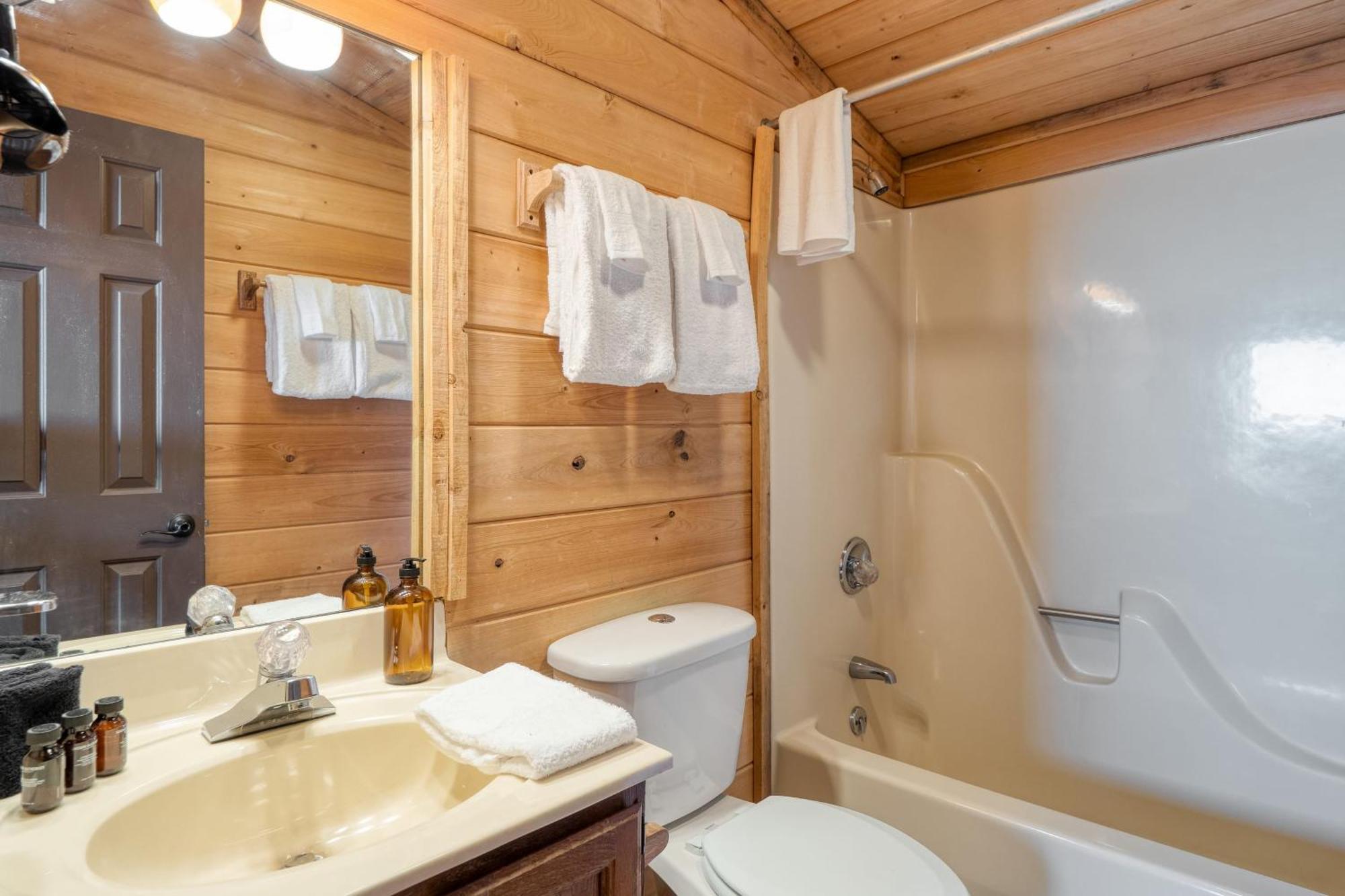 Holiday home Fontana By Avantstay Gorgeous Mountain W Views Hot Tub Game