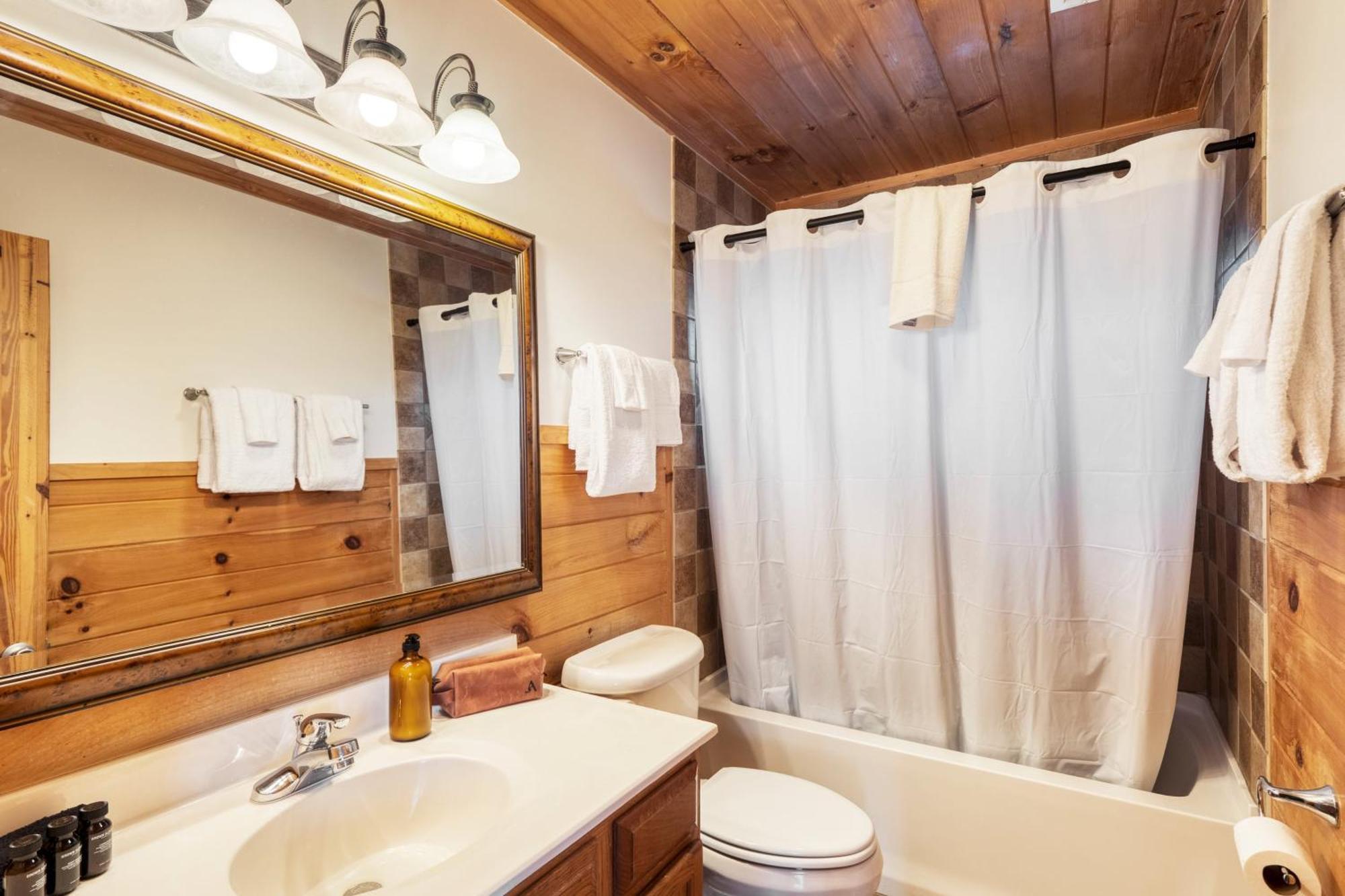 Chestnut By Avantstay Mountain W Treetop Views Hot Tub Game Gatlinburg