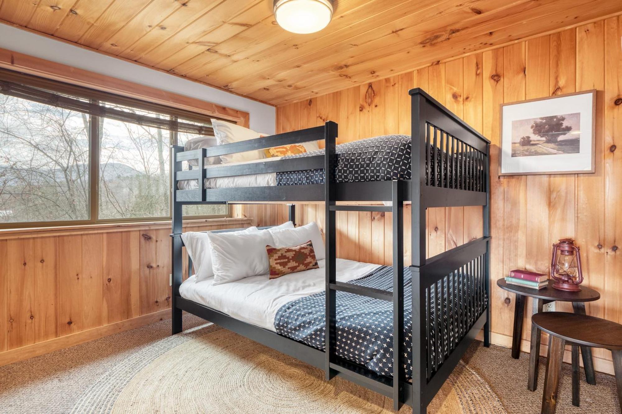 Chestnut By Avantstay Mountain W Treetop Views Hot Tub Game Holiday home